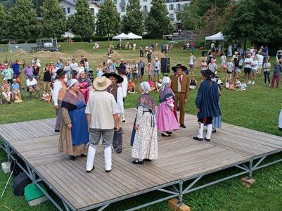 De 7 à 77 ans, le folklore passionne