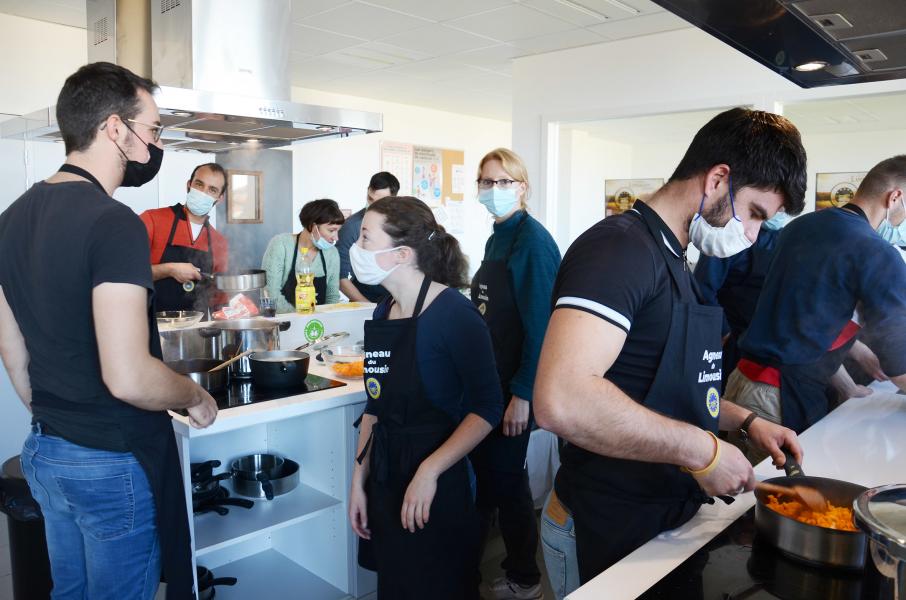 Apprentis et apprenants en cuisine