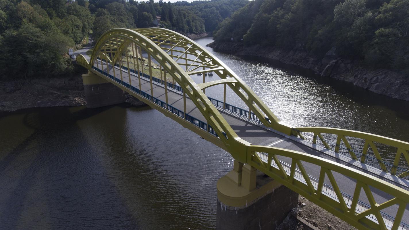Les élus des communes du secteur et le président du Conseil départemental en visite sur le pont du Dognon.