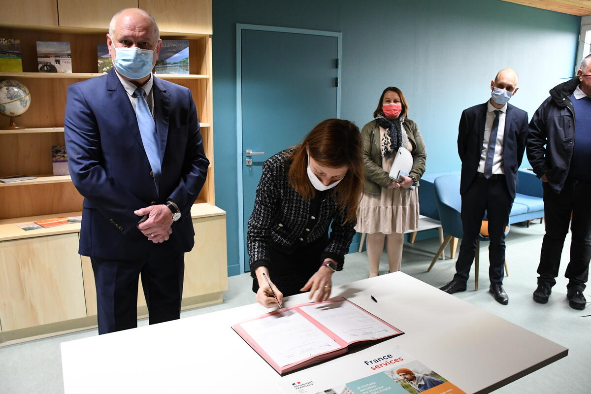 La préféfète et les élus lors de l'inauguration