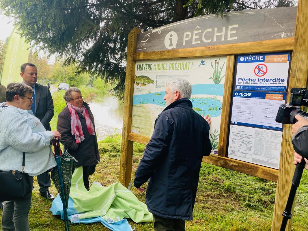 Inauguration de la Frayère à brochet Michel Prézinat à Limoges en présence des élus locaux et de la famille.Prézinat