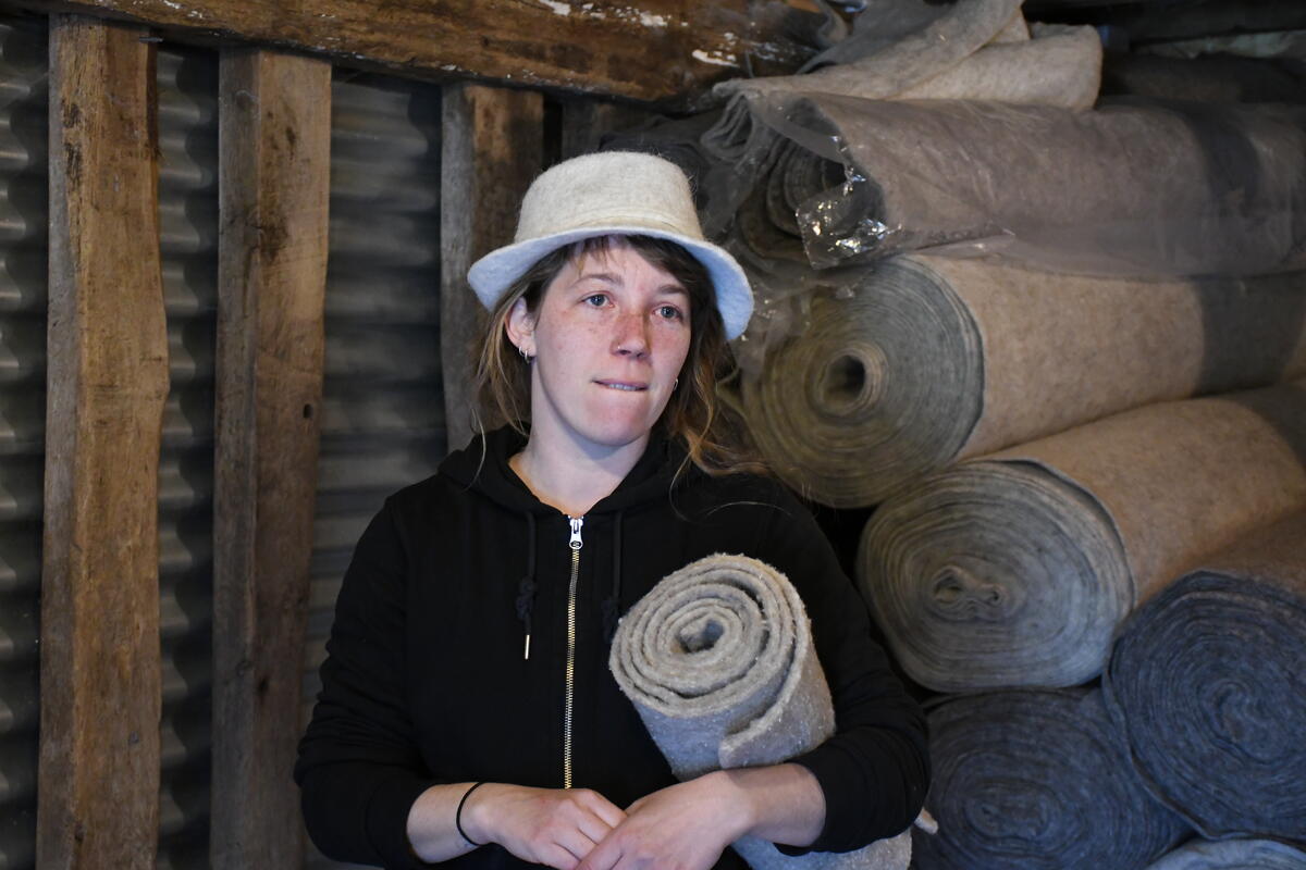 Pauline Baillemont, coifée de son chapeau en feutre, a présenté sa ferme à ses visiteurs.