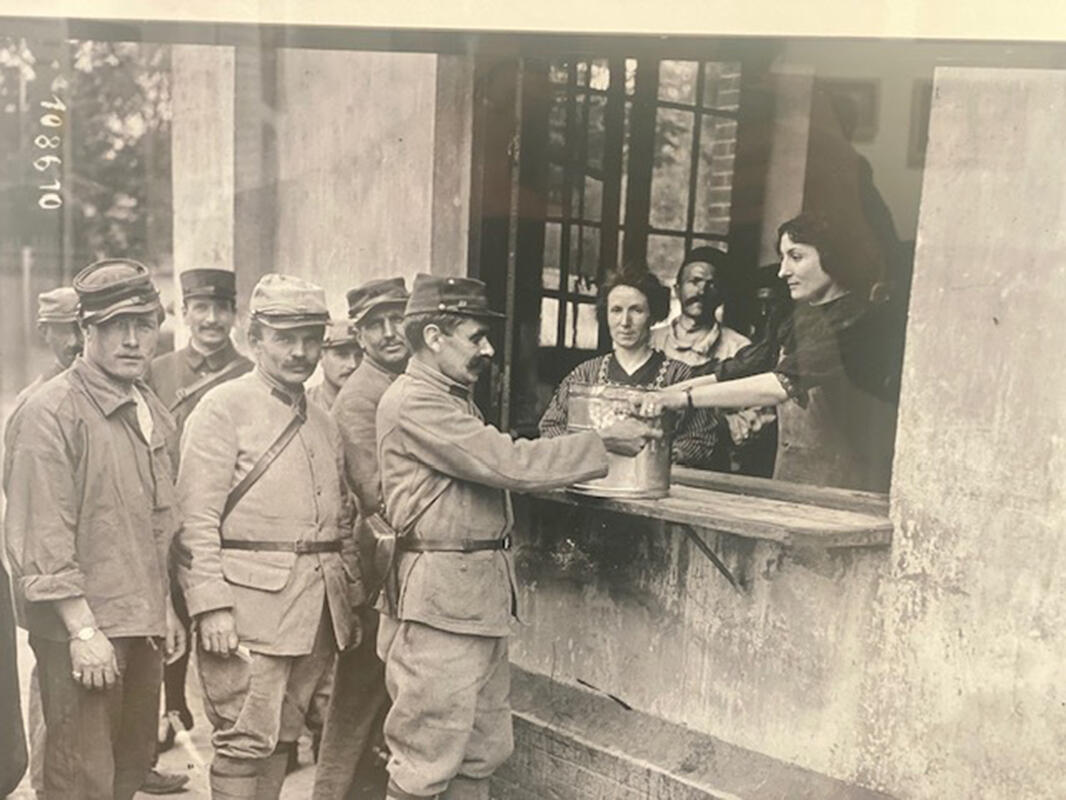 Elle tient bon et contribue  à l'effort de guerre..les femmes ont été touché par le surmenage.