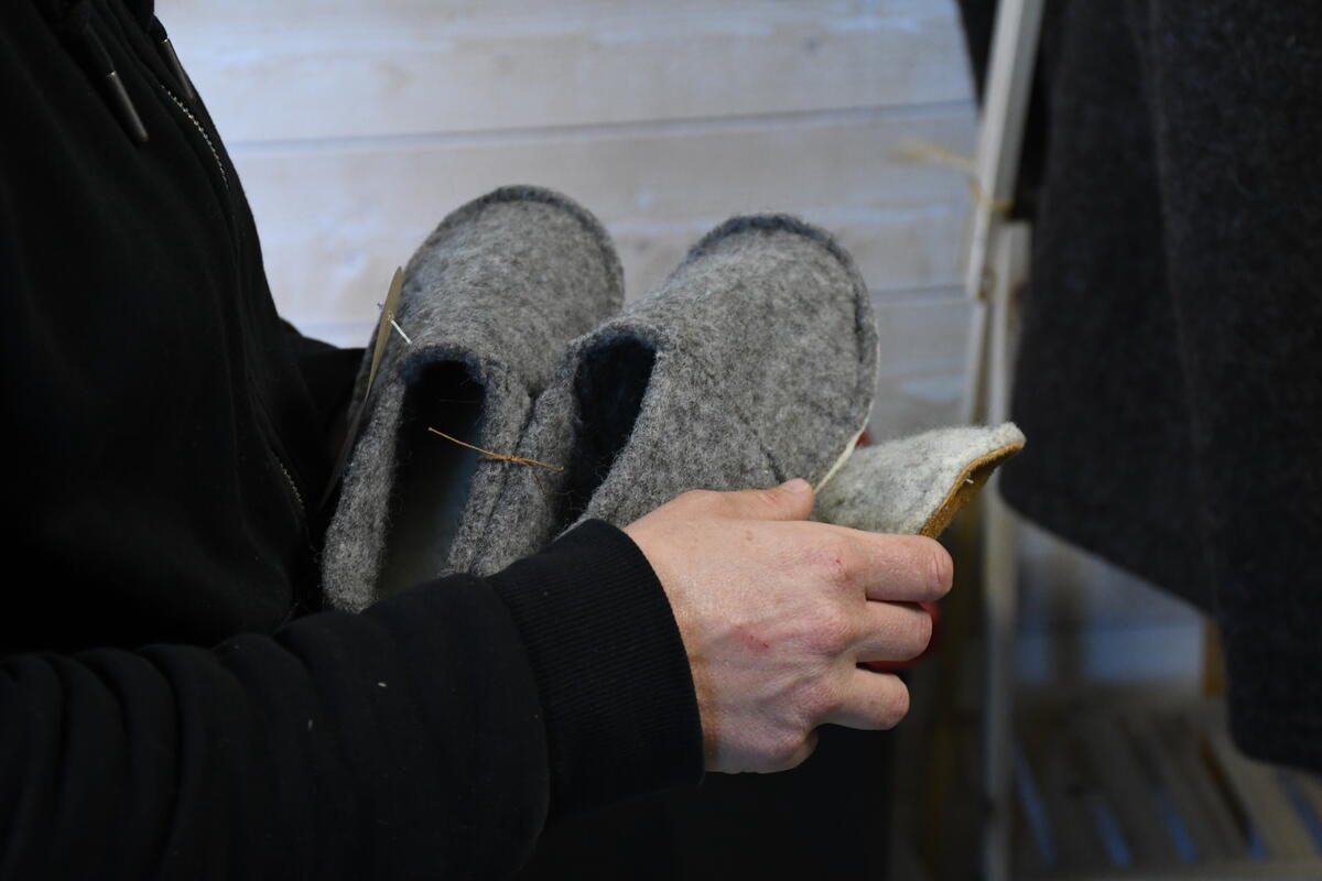 Les vestes, avec ou sans manches, sont les produits les plus demandés par les clients de Pauline.