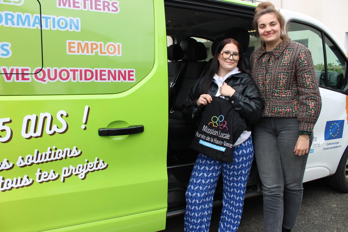 Caroline Cattoire, conseillère et référente « Action Repérage des Jeunes » explique le dispositif d'accompagnelment à des jeunes.