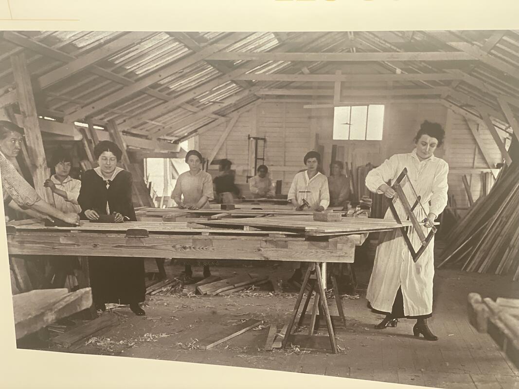 Munitionnettes. Des ouvrières sur une chaîne de fabrication d’obus dans une usine de munition. S.d.n.l. 
