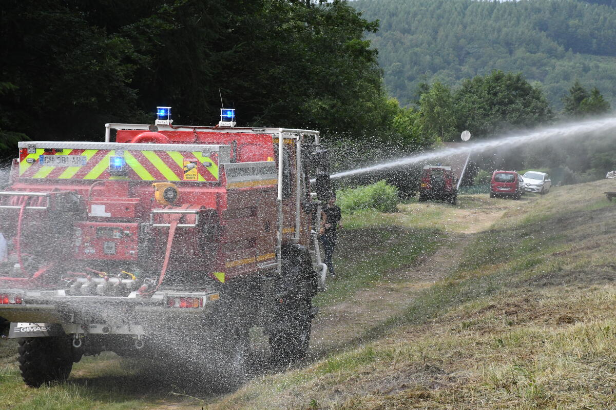 Les pompiers se mettent en position pour limiter la propagation du feu.
