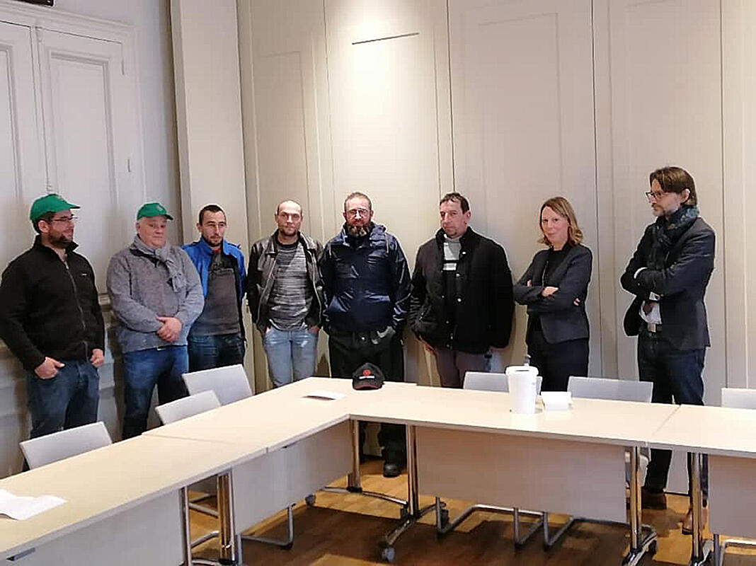 Dès midi, les premiers éleveurs qui ont érpondu à l'appel à mobilisation de la FDSEA et des JA se sont retrouvés devant le safran. Objectif : rencontrer le président de la Chambre d'agriculture. 