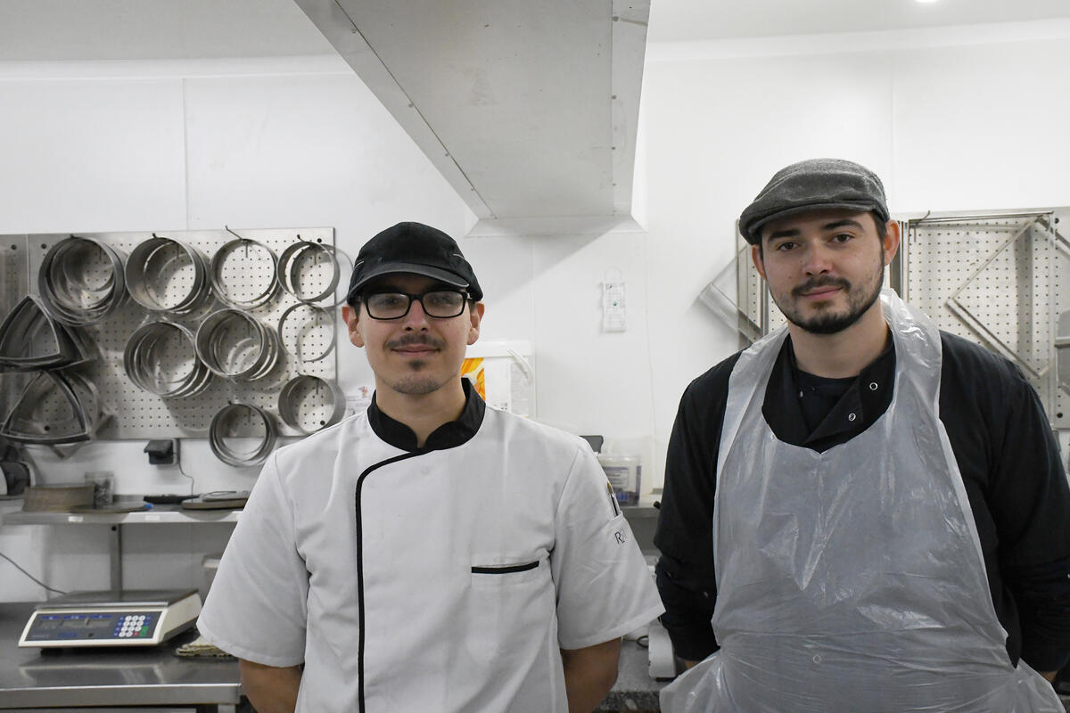 Julien et Claire Boulesteix sont installés à Saint-Junien, pour le labo et la boulangerie-pâtisserie, et posèdent une pâtisserie-chocolaterie à Aixe-sur-Vienne.